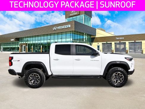 Used 2025 Chevrolet Colorado ZR2 w/ Technology Package image 4