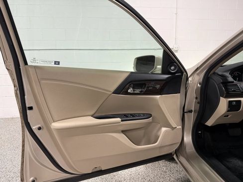 Used 2017 Honda Accord EX-L image 10