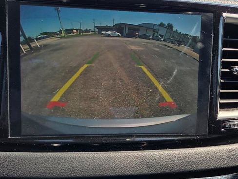 Used 2023 Chrysler Pacifica Touring-L FWD image 18