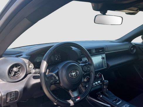 Used 2025 Toyota GR86 w/ ALL Weather Mat Package (TMS) RWD image 9
