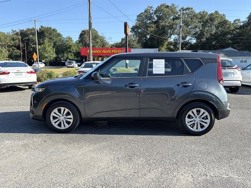 Used 2022 Kia Soul LX image 2