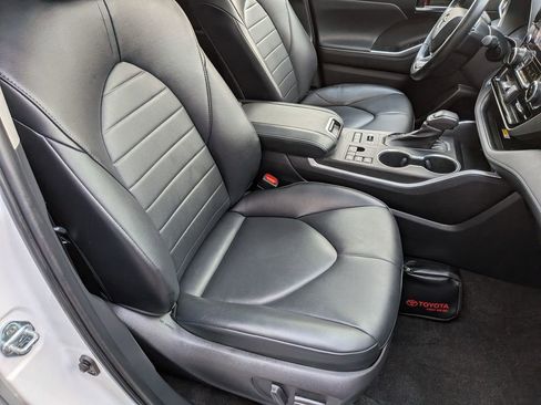 Used 2023 Toyota Highlander XLE image 30