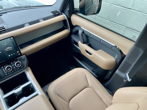 Used 2026 Land Rover Defender 130 X-Dynamic SE AWD/4WD image 18