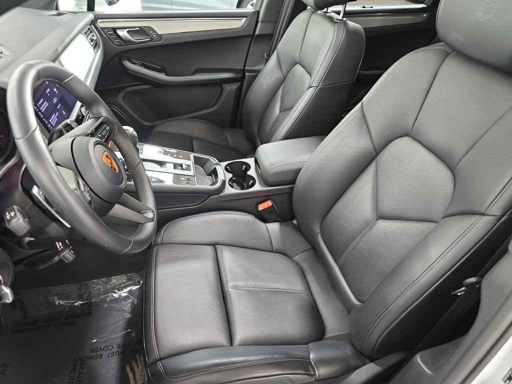 Certified 2026 Porsche Macan AWD/4WD image 5