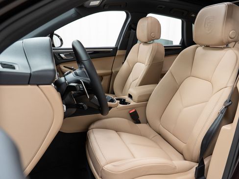 New 2026 Porsche Macan AWD/4WD image 5