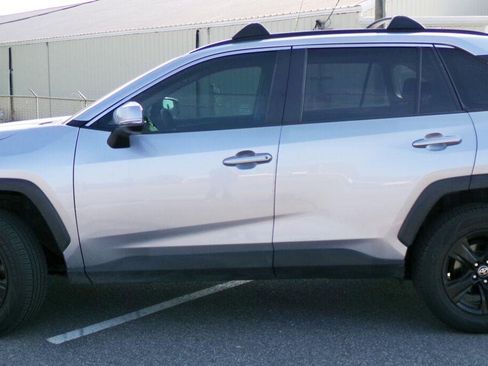 Used 2022 Toyota RAV4 XLE w/ Convenience Package FWD image 2