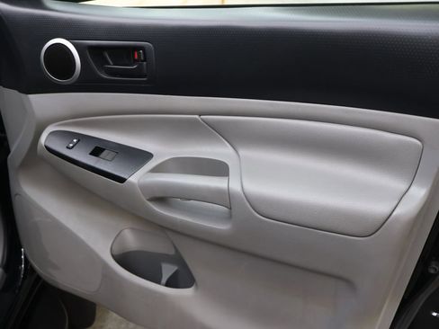 Used 2015 Toyota Tacoma Base w/ SR5 Package image 11