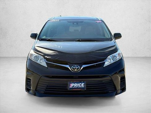 Used 2020 Toyota Sienna LE image 2