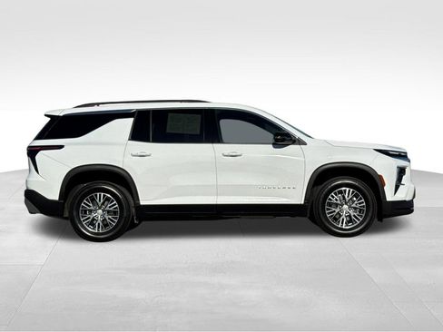 Used 2025 Chevrolet Traverse LT AWD/4WD image 6