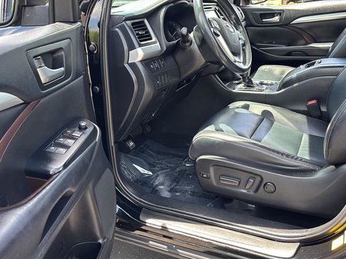 Used 2019 Toyota Highlander XLE AWD/4WD image 2