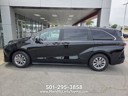 Used 2025 Toyota Sienna LE FWD image 7