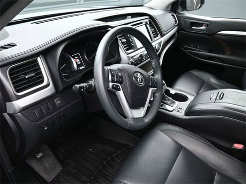 Used 2016 Toyota Highlander XLE image 18