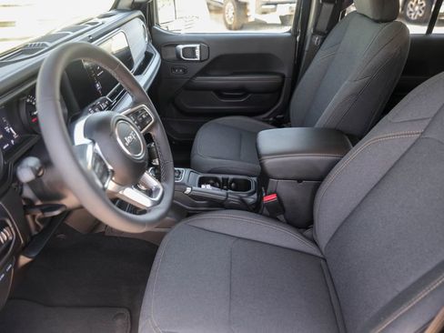 Used 2025 Jeep Wrangler Unlimited Sahara image 9