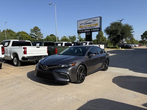 Used 2022 Toyota Camry SE FWD image 3