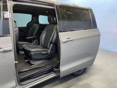 Used 2022 Chrysler Pacifica Limited w/ S Appearance Package image 26