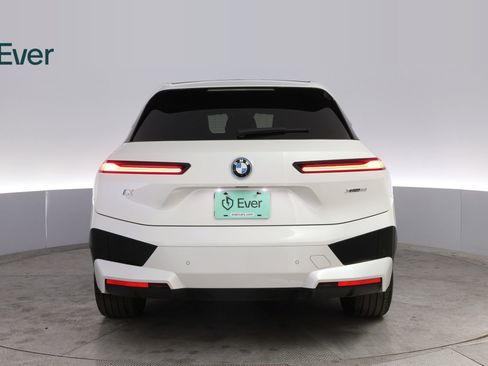 Used 2022 BMW iX xDrive50 w/ Premium Package AWD/4WD image 15