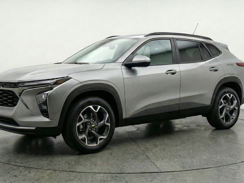 Used 2025 Chevrolet Trax LT image 3