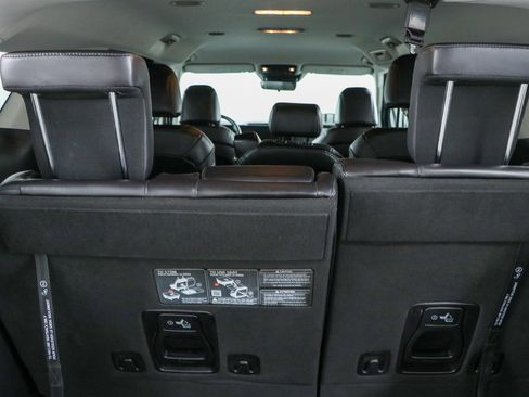 Used 2025 Kia Carnival FWD image 30