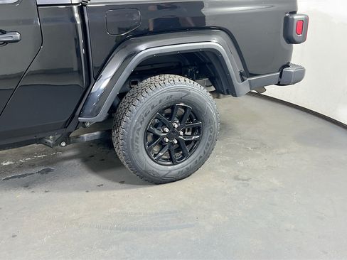Used 2023 Jeep Gladiator Sport AWD/4WD image 29