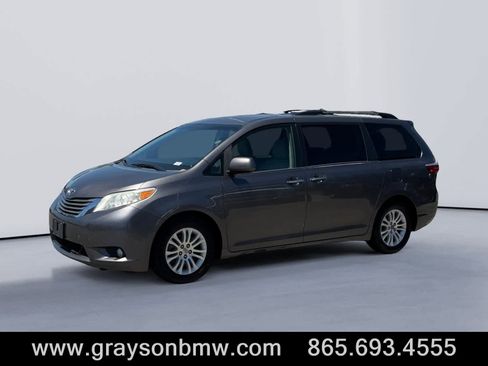 Used 2015 Toyota Sienna XLE w/ XLE Navigation Package FWD image 7