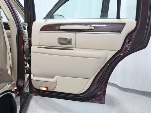 Used 2010 Lincoln Town Car Signature Limited RWD image 29