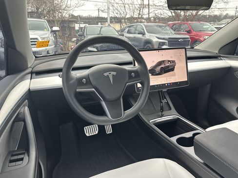 Used 2023 Tesla Model Y Performance image 24