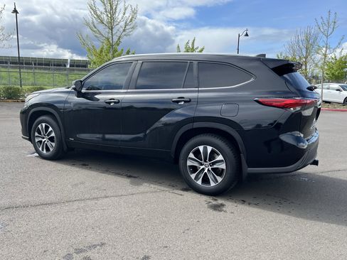 Used 2023 Toyota Highlander XLE AWD/4WD image 3