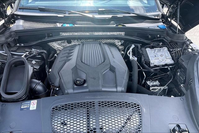 Used 2025 Porsche Macan AWD/4WD image 29