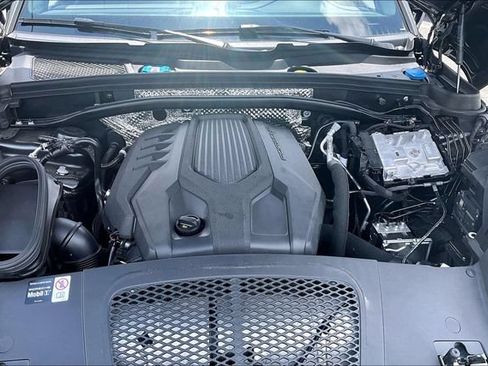 Used 2025 Porsche Macan AWD/4WD image 29