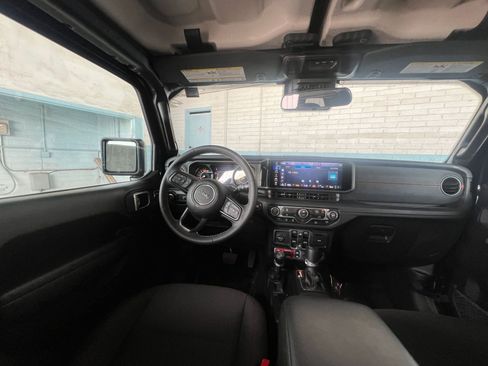 Used 2025 Jeep Wrangler Rubicon image 34