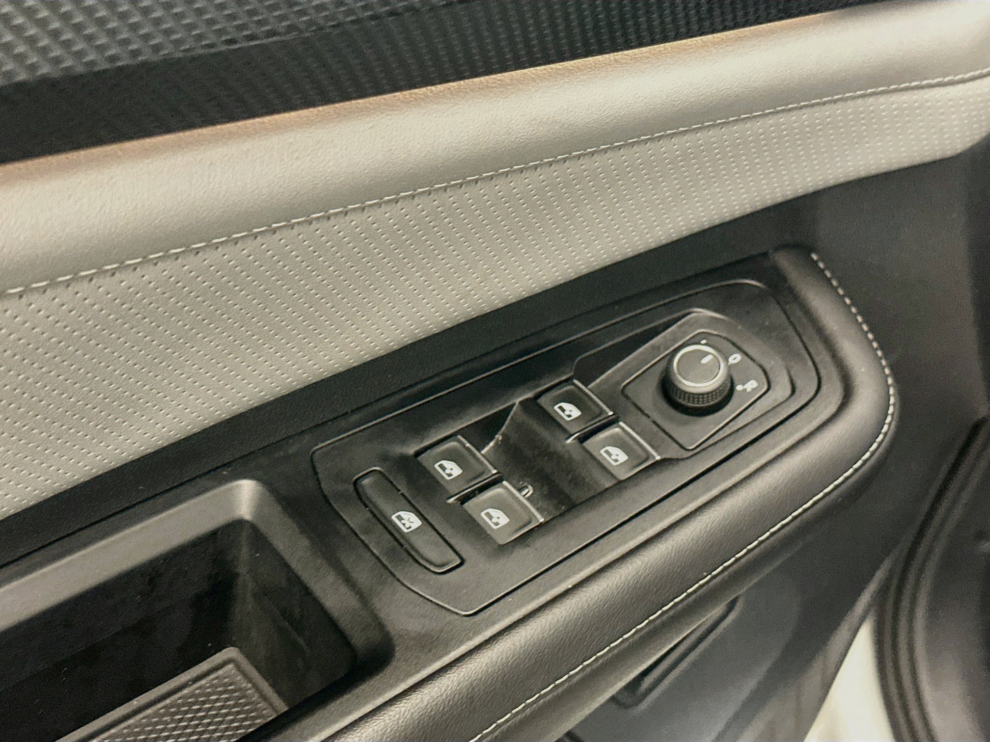 Used 2025 Volkswagen Atlas Cross Sport SEL AWD/4WD image 15