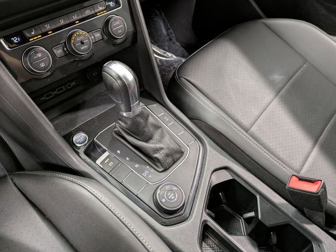 Used 2019 Volkswagen Tiguan SE w/ Panoramic Sunroof Package image 17