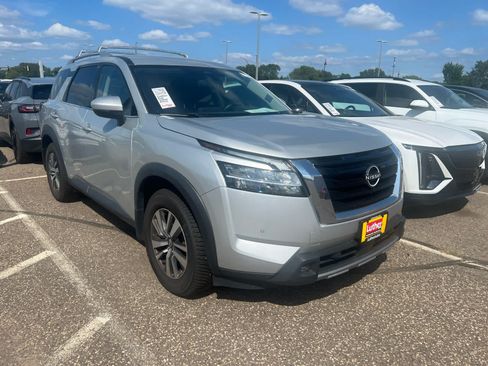 Used 2022 Nissan Pathfinder SL AWD/4WD image 2