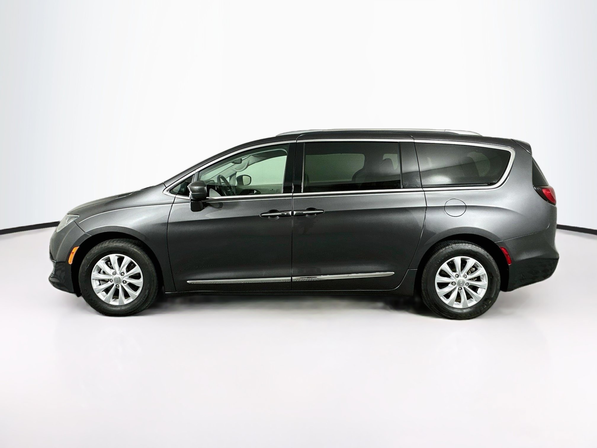 Used 2019 Chrysler Pacifica Touring-L FWD image 4