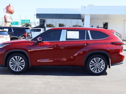 Used 2022 Toyota Highlander Platinum image 5