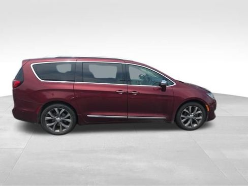 Used 2019 Chrysler Pacifica Limited w/ Tire & Wheel Group FWD image 12
