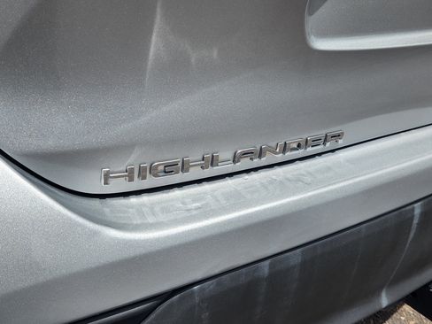 Used 2021 Toyota Highlander XLE AWD/4WD image 16