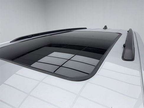 Used 2024 Jeep Grand Cherokee L Limited w/ Luxury Tech Group II image 14