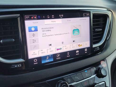 Used 2024 Chrysler Pacifica Touring-L image 27