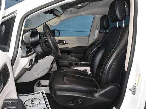 Used 2024 Chrysler Pacifica Select image 7