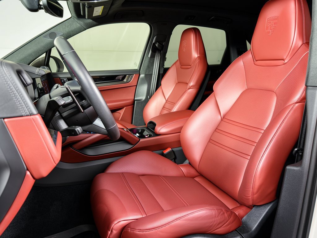 Certified 2025 Porsche Cayenne GTS AWD/4WD image 5