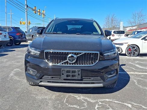 Used 2022 Volvo XC40 T5 Momentum image 2