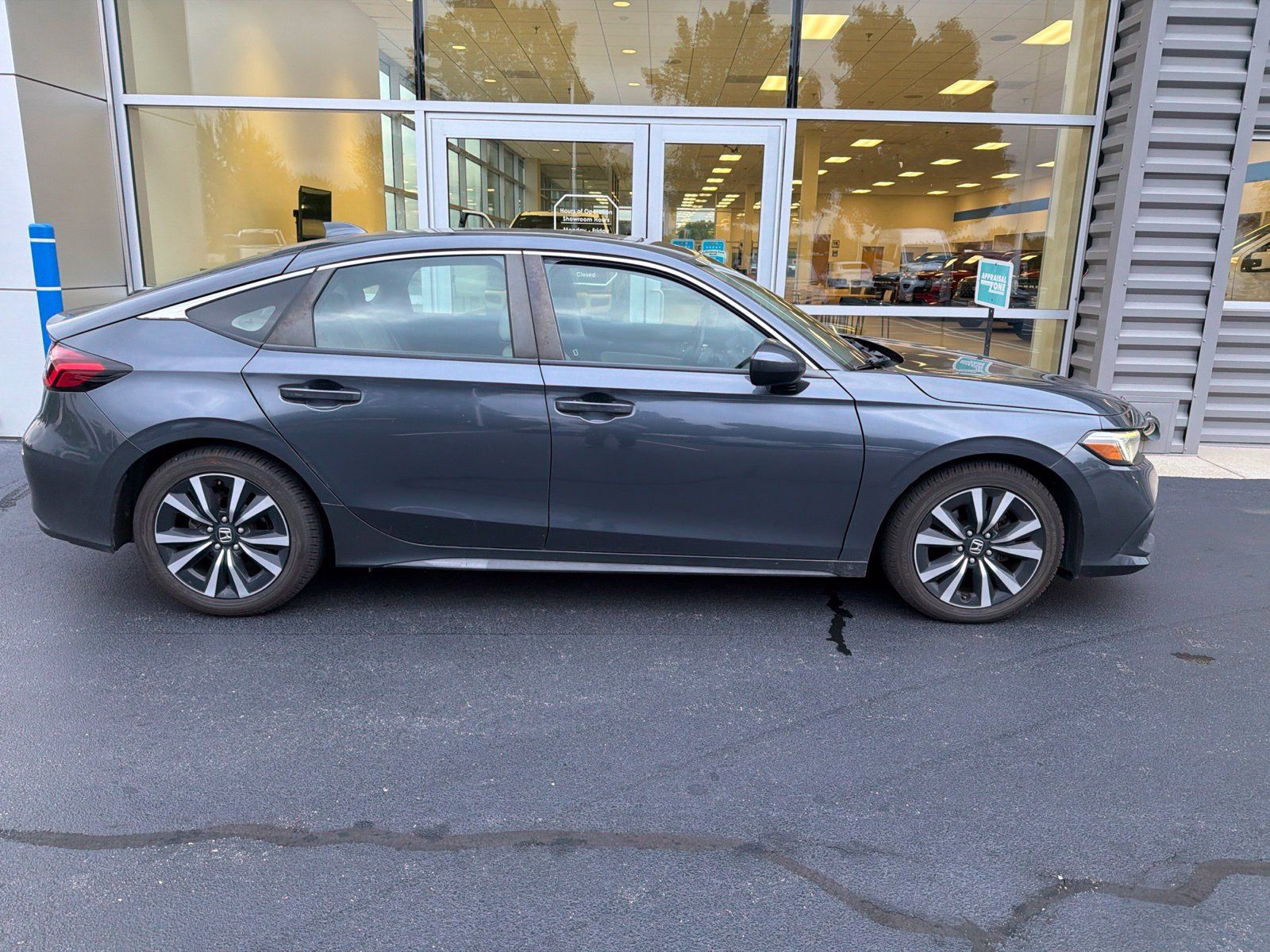 Used 2022 Honda Civic EX-L image 2