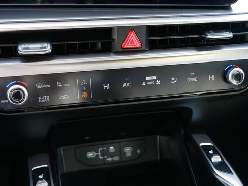 Certified 2025 Kia Sorento S w/ Panoramic Sunroof Package image 23