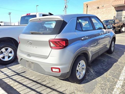 Used 2021 Hyundai Venue SE image 2