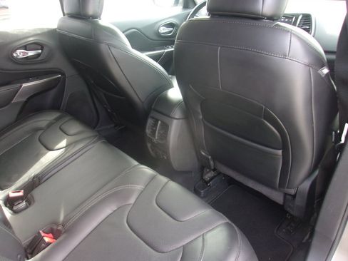 Used 2019 Jeep Cherokee Limited image 17