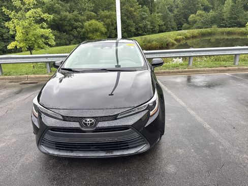 Used 2023 Toyota Corolla LE FWD image 2
