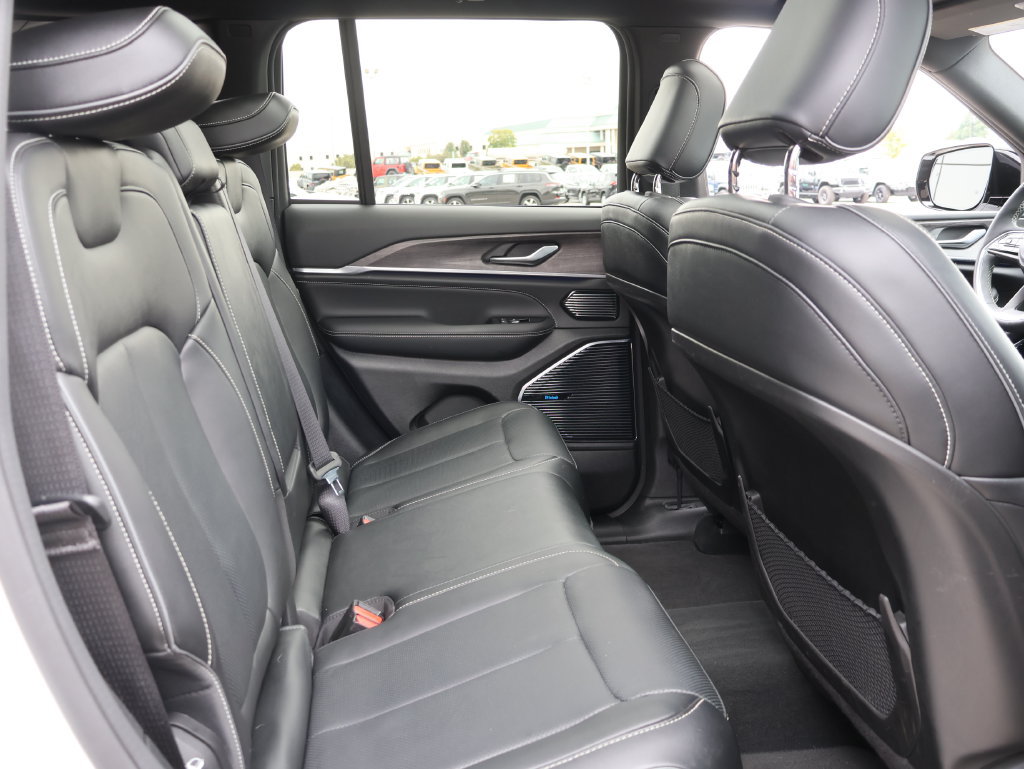 Used 2023 Jeep Grand Cherokee Overland AWD/4WD image 11