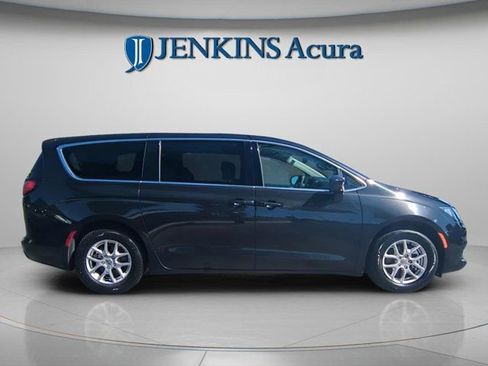 Used 2023 Chrysler Voyager LX image 5