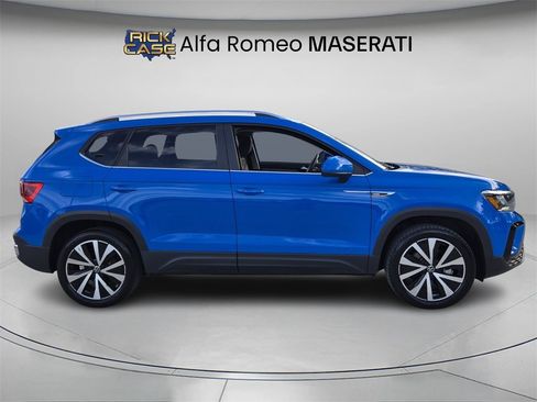 Used 2023 Volkswagen Taos SE w/ Panoramic Sunroof Package image 4